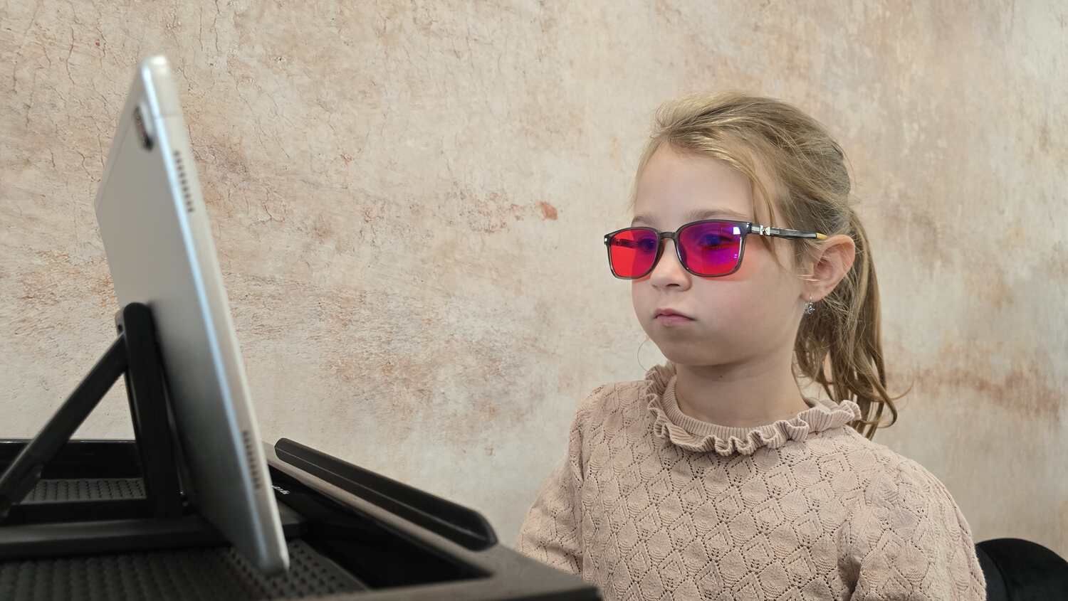 Dítě používající červené brýle Mitochondriak před spaním